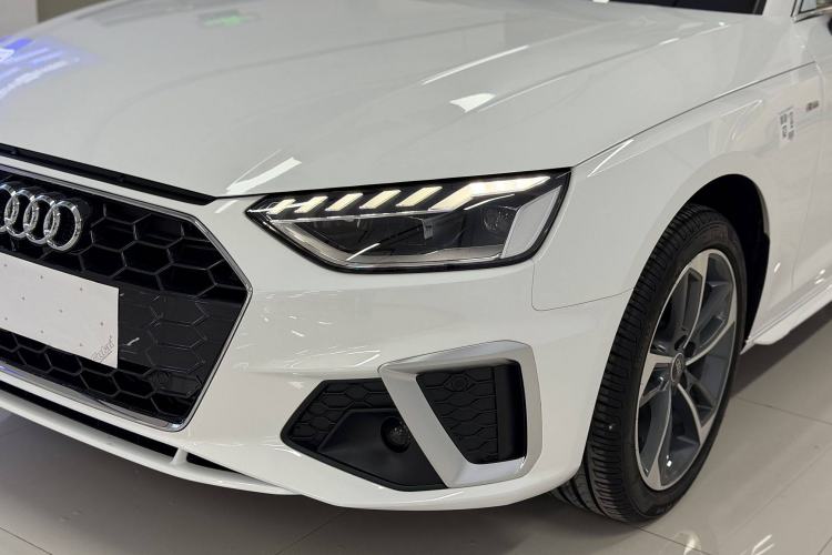 Used Audi A4L 2025 2 Million Units Enjoyment Version 40 TFSI Stylish and Dynamic Type Left Front Headlight