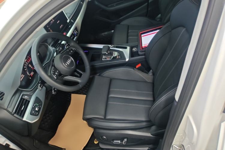 Used Audi A4L 2025 2 Million Units Enjoyment Version 40 TFSI Stylish and Dynamic Type Left Front Seat