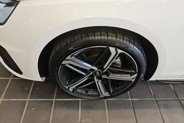Used Audi A4L 2025 2 Million Units Enjoyment Version 40 TFSI Luxury Dynamic Edition Left Front Wheel Hub