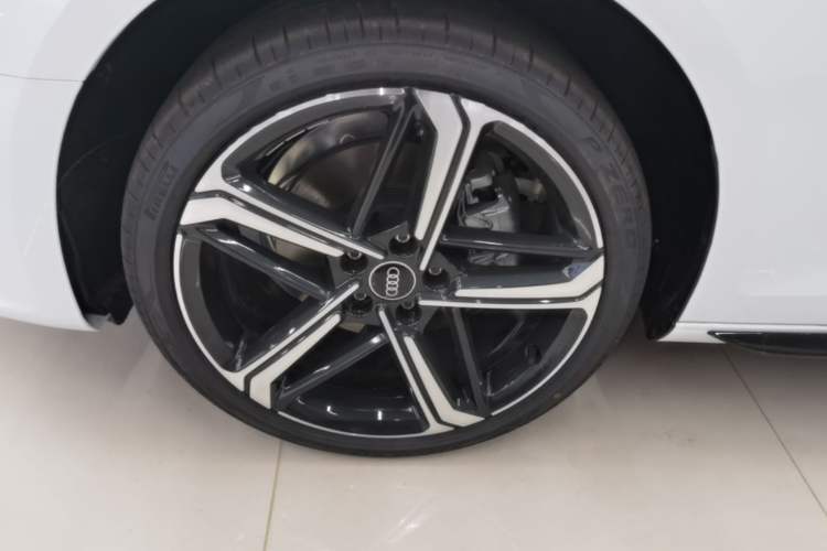 Used Audi A4L 2025 2 Million Units Enjoyment Version 40 TFSI Luxury Dynamic Edition Left Front Wheel Hub