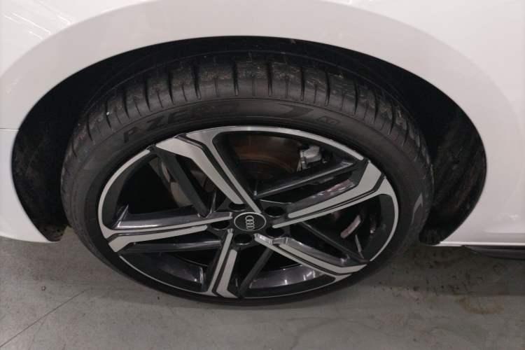 Used Audi A4L 2025 2 Million Units Enjoyment Version 40 TFSI Luxury Dynamic Edition Left Front Wheel Hub