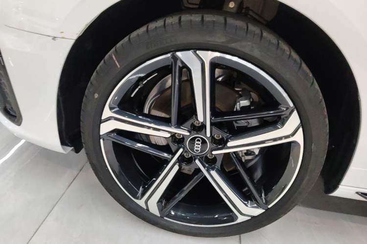 Used Audi A4L 2025 2 Million Units Enjoyment Version 40 TFSI Luxury Dynamic Edition Left Front Wheel Hub
