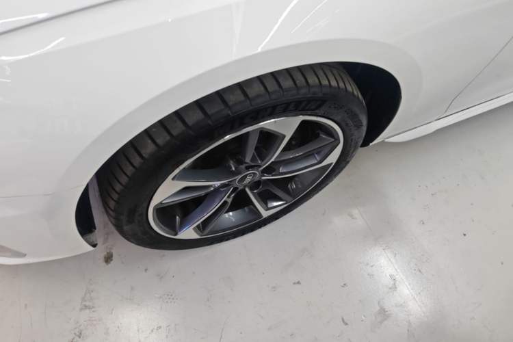 Used Audi A4L 2025 2 Million Units Enjoyment Version 40 TFSI Stylish and Dynamic Type Left Front Wheel Hub