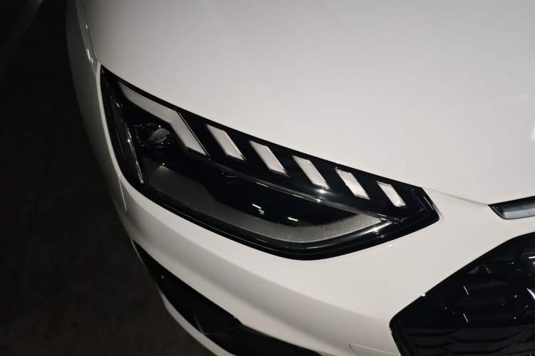 Used Audi A4L 2025 2 Million Units Enjoyment Version 40 TFSI Luxury Dynamic Edition Right Front Headlight