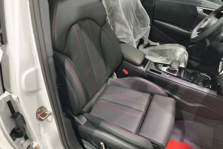 Used Audi A4L 2025 2 Million Units Enjoyment Version 40 TFSI Luxury Dynamic Edition Right Front Seat