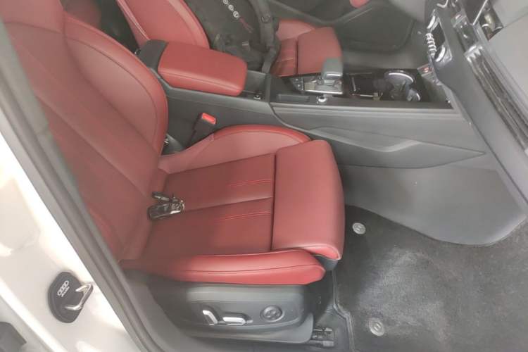 Used Audi A4L 2025 2 Million Units Enjoyment Version 40 TFSI Luxury Dynamic Edition Right Front Seat