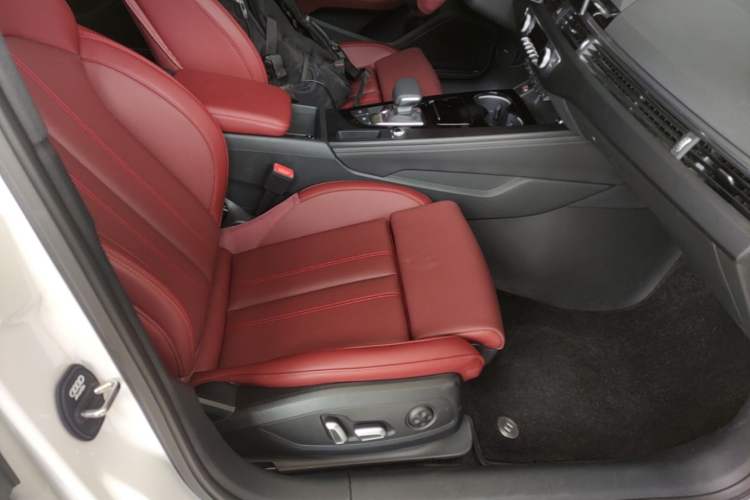 Used Audi A4L 2025 2 Million Units Enjoyment Version 40 TFSI Luxury Dynamic Edition Right Front Seat