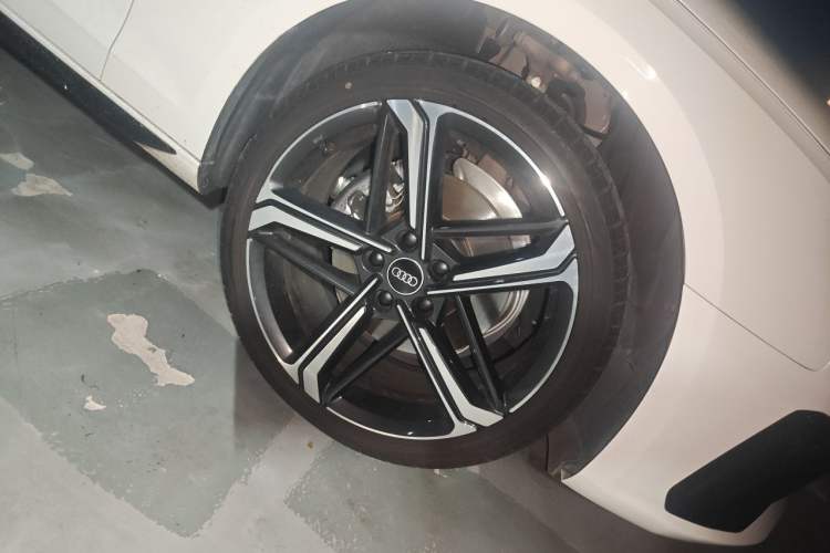 Used Audi A4L 2025 2 Million Units Enjoyment Version 40 TFSI Luxury Dynamic Edition Right Front Wheel Hub