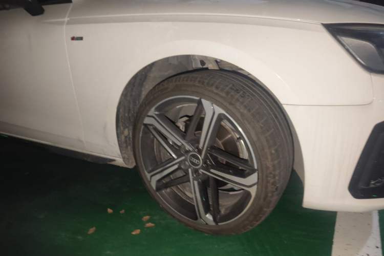 Used Audi A4L 2025 2 Million Units Enjoyment Version 40 TFSI Luxury Dynamic Edition Right Front Wheel Hub