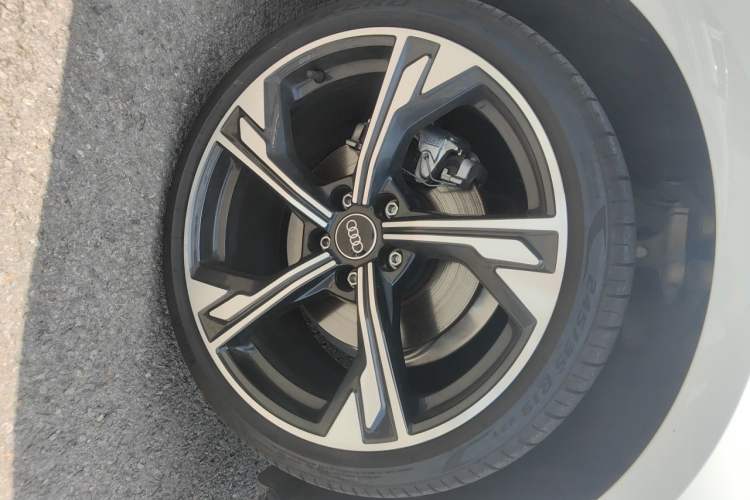 Used Audi A4L 2025 2 Million Units Enjoyment Version 40 TFSI Luxury Dynamic Edition B&O Starry Night Edition Right Front Wheel Hub