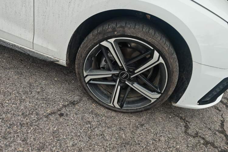 Used Audi A4L 2025 2 Million Units Enjoyment Version 40 TFSI Luxury Dynamic Edition Right Front Wheel Hub