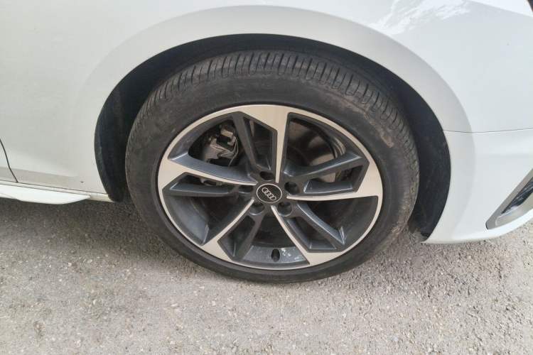 Used Audi A4L 2025 2 Million Units Enjoyment Version 40 TFSI Stylish and Dynamic Type Right Front Wheel Hub