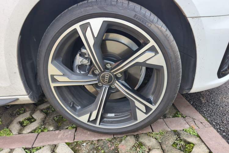 Used Audi A4L 2025 2 Million Units Enjoyment Version 40 TFSI Luxury Dynamic Edition B&O Starry Night Edition Right Front Wheel Hub