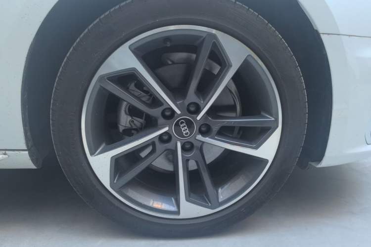 Used Audi A4L 2025 2 Million Units Enjoyment Version 40 TFSI Stylish and Dynamic Type Right Front Wheel Hub