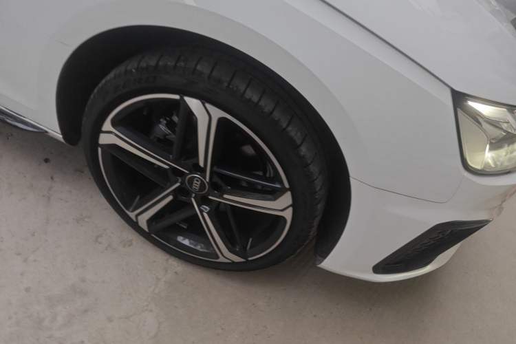 Used Audi A4L 2025 2 Million Units Enjoyment Version 40 TFSI Luxury Dynamic Edition Right Front Wheel Hub