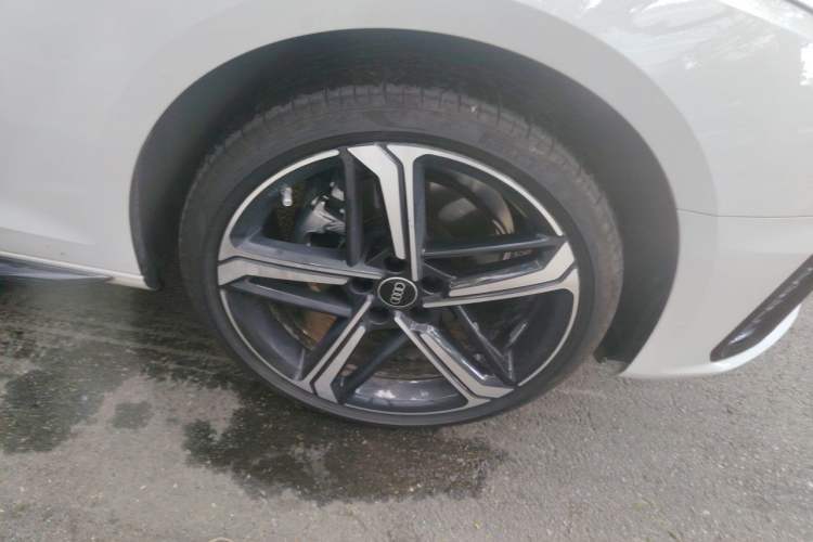Used Audi A4L 2025 2 Million Units Enjoyment Version 40 TFSI Luxury Dynamic Edition Right Front Wheel Hub