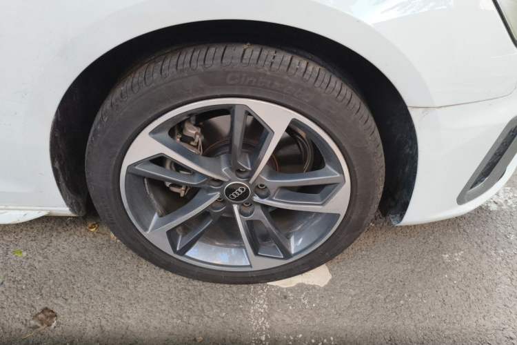 Used Audi A4L 2025 2 Million Units Enjoyment Version 40 TFSI Stylish and Dynamic Type Right Front Wheel Hub