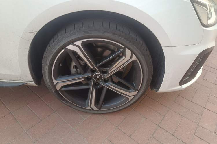 Used Audi A4L 2025 2 Million Units Enjoyment Version 40 TFSI Luxury Dynamic Edition Right Front Wheel Hub