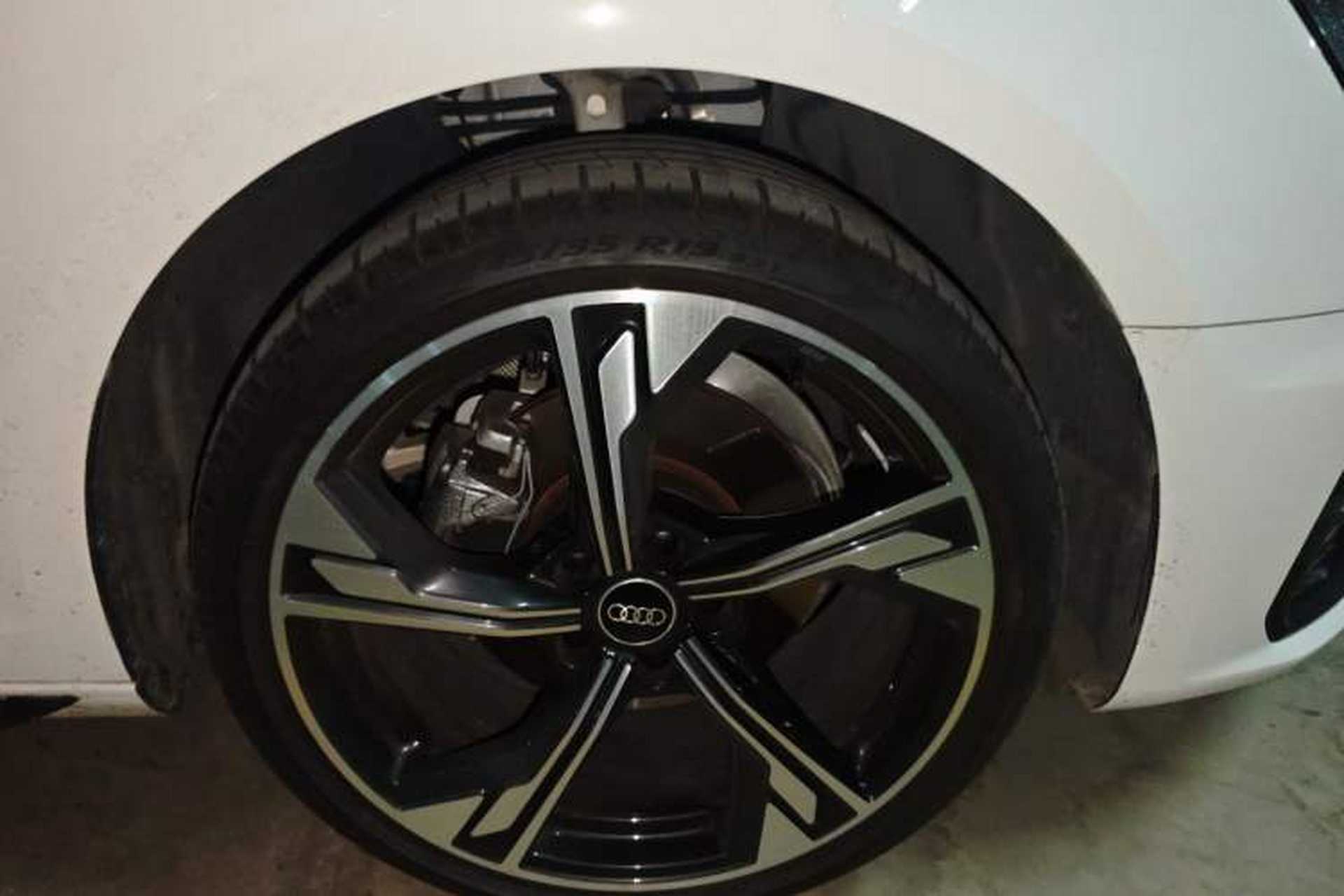 Used Audi A4L 2025 2 Million Units Enjoyment Version 40 TFSI Luxury Dynamic Edition B&O Starry Night Edition Right Front Wheel Hub
