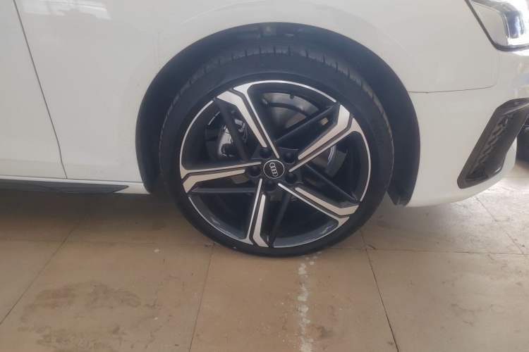 Used Audi A4L 2025 2 Million Units Enjoyment Version 40 TFSI Luxury Dynamic Edition Right Front Wheel Hub