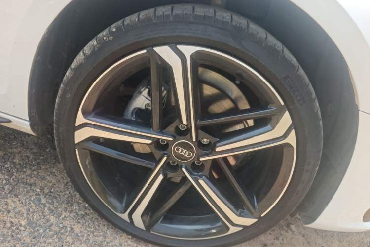 Used Audi A4L 2025 2 Million Units Enjoyment Version 40 TFSI Luxury Dynamic Edition Right Front Wheel Hub
