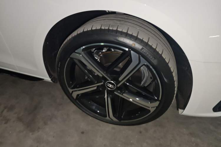 Used Audi A4L 2025 2 Million Units Enjoyment Version 40 TFSI Luxury Dynamic Edition Right Front Wheel Hub