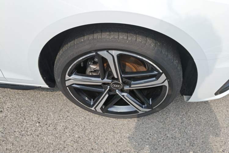 Used Audi A4L 2025 2 Million Units Enjoyment Version 40 TFSI Luxury Dynamic Edition Right Front Wheel Hub