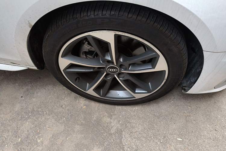 Used Audi A4L 2025 2 Million Units Enjoyment Version 40 TFSI Stylish and Dynamic Type Right Front Wheel Hub