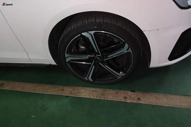 Used Audi A4L 2025 2 Million Units Enjoyment Version 40 TFSI Luxury Dynamic Edition Right Front Wheel Hub