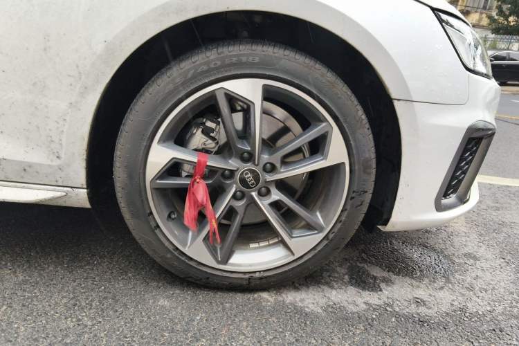 Used Audi A4L 2025 2 Million Units Enjoyment Version 40 TFSI Stylish and Dynamic Type Right Front Wheel Hub