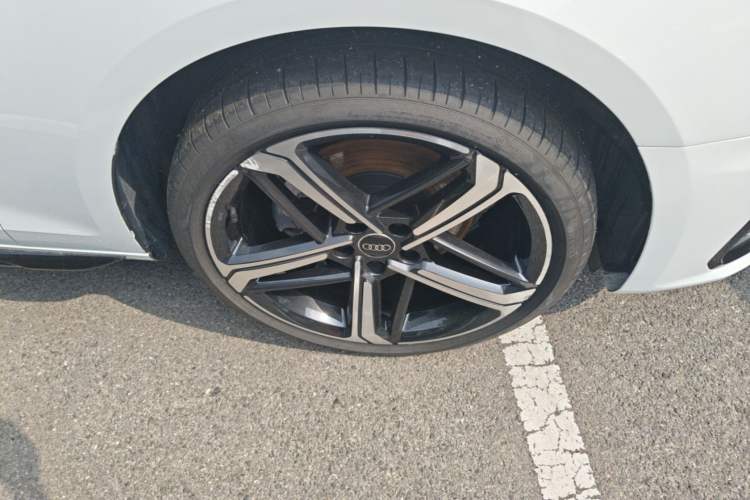 Used Audi A4L 2025 2 Million Units Enjoyment Version 40 TFSI Luxury Dynamic Edition Right Front Wheel Hub