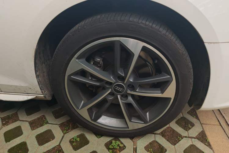 Used Audi A4L 2025 2 Million Units Enjoyment Version 40 TFSI Stylish and Dynamic Type Right Front Wheel Hub