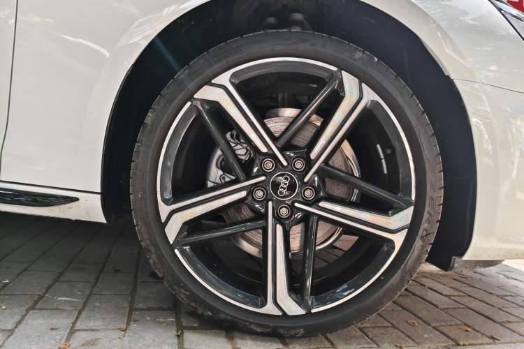 Used Audi A4L 2025 2 Million Units Enjoyment Version 40 TFSI Luxury Dynamic Edition Right Front Wheel Hub