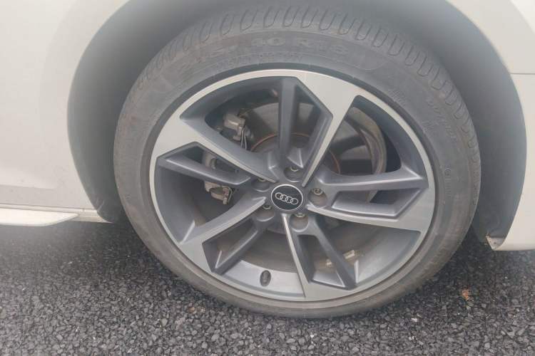 Used Audi A4L 2025 2 Million Units Enjoyment Version 40 TFSI Stylish and Dynamic Type Right Front Wheel Hub