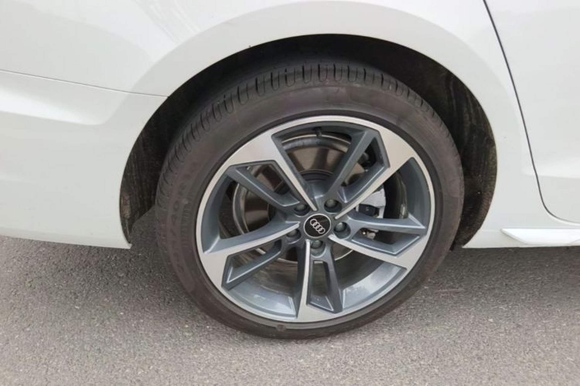 Used Audi A4L 2025 2 Million Units Enjoyment Version 40 TFSI Stylish and Dynamic Type Right Rear Wheel Hub
