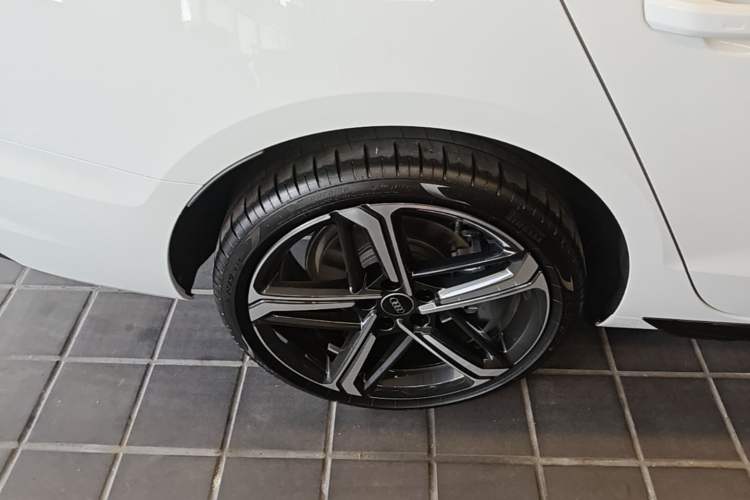 Used Audi A4L 2025 2 Million Units Enjoyment Version 40 TFSI Luxury Dynamic Edition Right Rear Wheel Hub