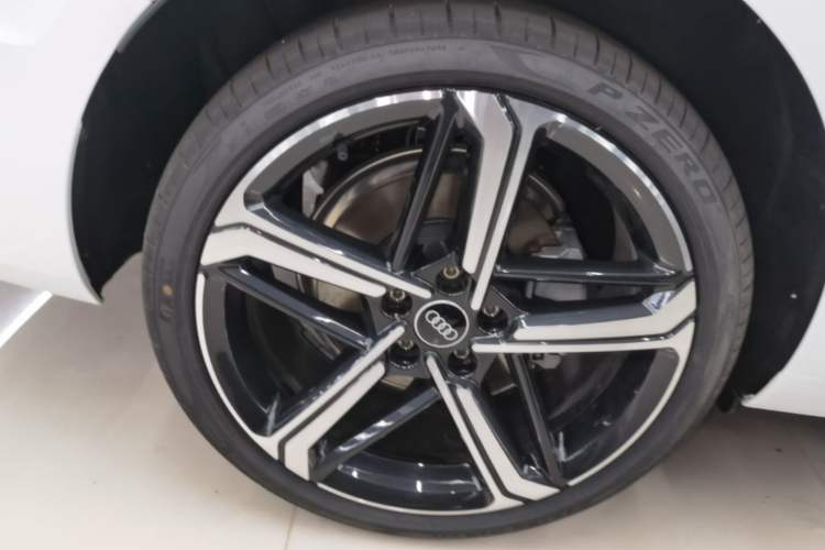 Used Audi A4L 2025 2 Million Units Enjoyment Version 40 TFSI Luxury Dynamic Edition Right Rear Wheel Hub