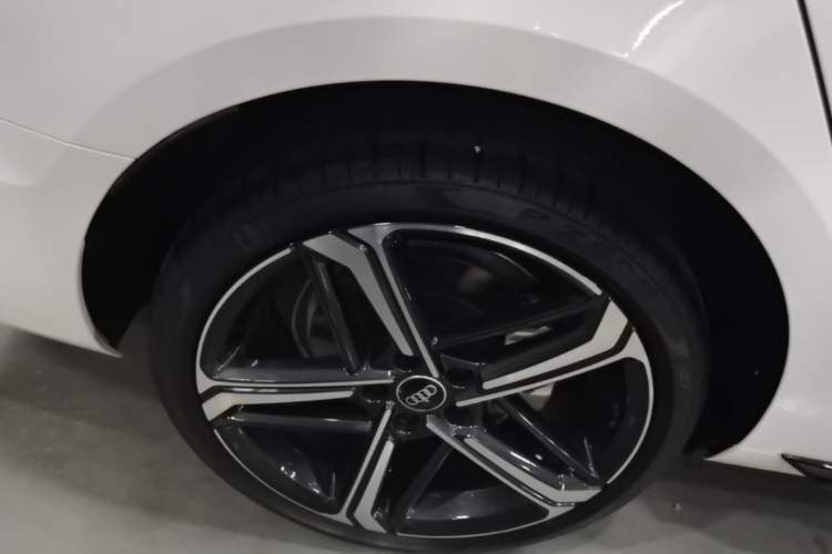 Used Audi A4L 2025 2 Million Units Enjoyment Version 40 TFSI Luxury Dynamic Edition Right Rear Wheel Hub