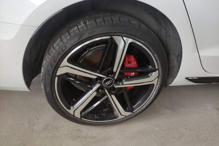 Used Audi A4L 2025 2 Million Units Enjoyment Version 40 TFSI Luxury Dynamic Edition Right Rear Wheel Hub