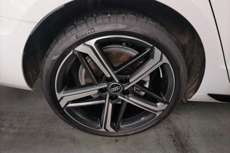 Used Audi A4L 2025 2 Million Units Enjoyment Version 40 TFSI Luxury Dynamic Edition Right Rear Wheel Hub
