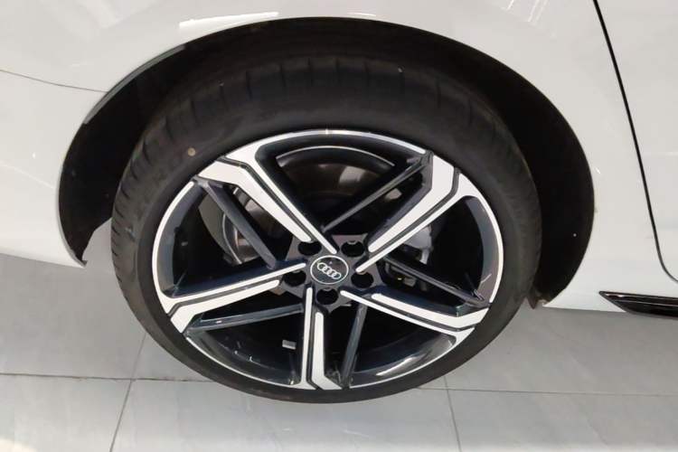 Used Audi A4L 2025 2 Million Units Enjoyment Version 40 TFSI Luxury Dynamic Edition Right Rear Wheel Hub