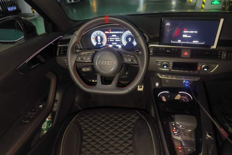 Used Audi A4L 2025 2 Million Units Enjoyment Version 40 TFSI Luxury Dynamic Edition Steering Wheel