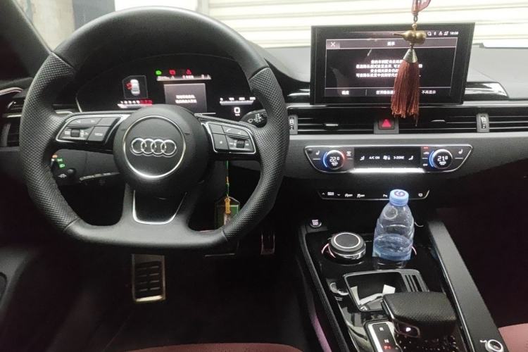 Used Audi A4L 2025 2 Million Units Enjoyment Version 40 TFSI Luxury Dynamic Edition Steering Wheel