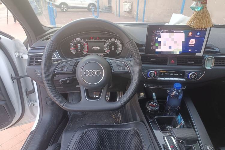 Used Audi A4L 2025 2 Million Units Enjoyment Version 40 TFSI Luxury Dynamic Edition Steering Wheel