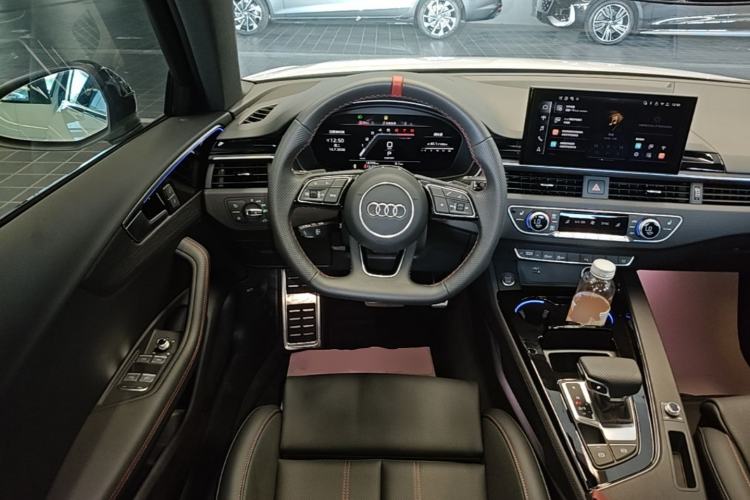 Used Audi A4L 2025 2 Million Units Enjoyment Version 40 TFSI Luxury Dynamic Edition Steering Wheel