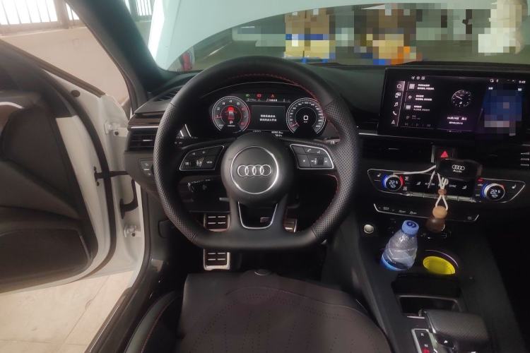 Used Audi A4L 2025 2 Million Units Enjoyment Version 40 TFSI Luxury Dynamic Edition Steering Wheel