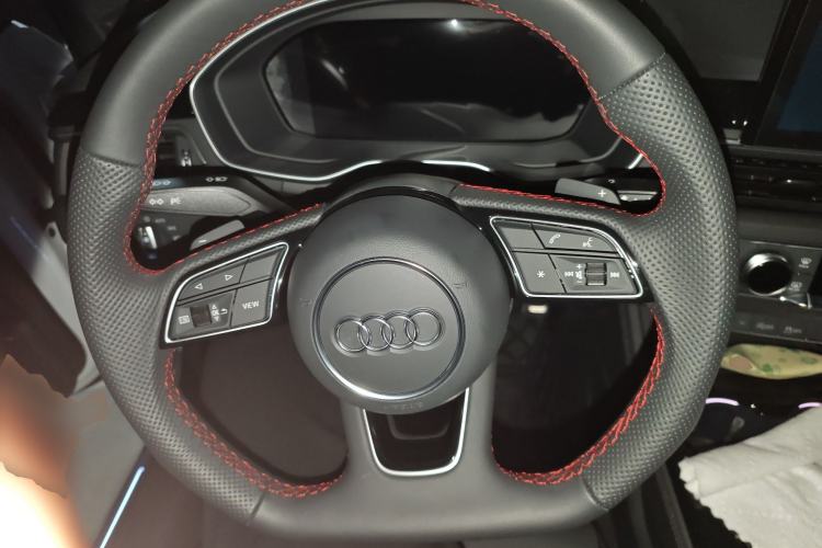 Used Audi A4L 2025 2 Million Units Enjoyment Version 40 TFSI Luxury Dynamic Edition Steering Wheel