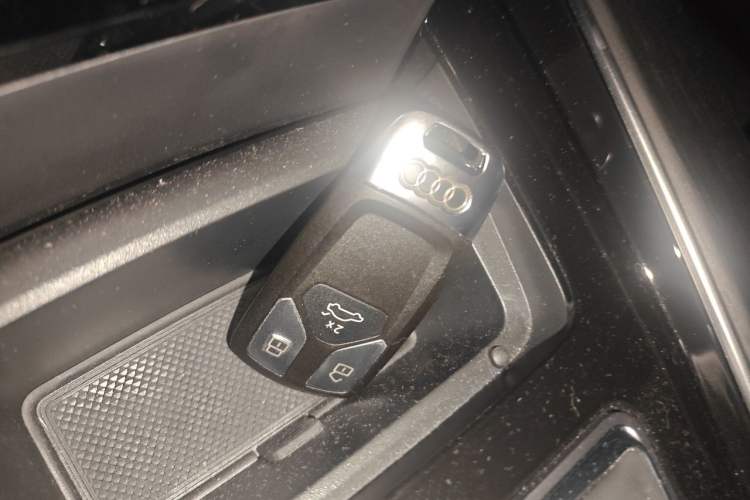 Used Audi A4L 2025 2 Million Units Enjoyment Version 40 TFSI Luxury Dynamic Edition Vehicle Key