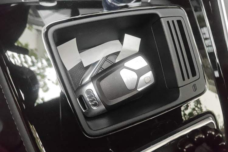 Used Audi A4L 2025 2 Million Units Enjoyment Version 40 TFSI Luxury Dynamic Edition Vehicle Key