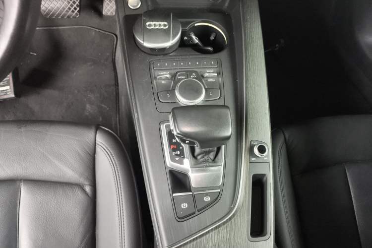 Used Audi A5 2019 Coupe 40 TFSI Fashion Edition China V Emission Standard Gear Lever